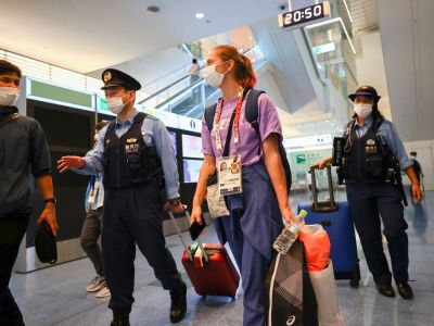 Кристину Тимановскую сопровождают сотрудники полиции в международном аэропорту Ханэда в Токио, Япония, 1 августа 2021 года. Фото: Issei Kato / REUTERS