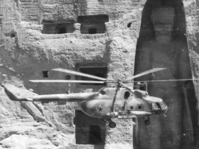 Советский вертолет и статуя Будды в афганской провинции Бамиан. Фото: onedio.ru