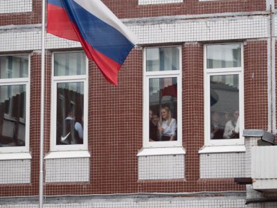 Министр просвещения Кравцов утвердил стандарт поднятия флага в школах