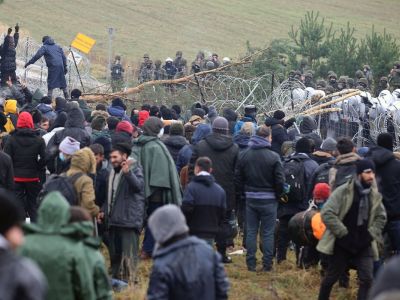 На границе Польши и Беларуси, где собрались две тысячи мигрантов, открыли стрельбу