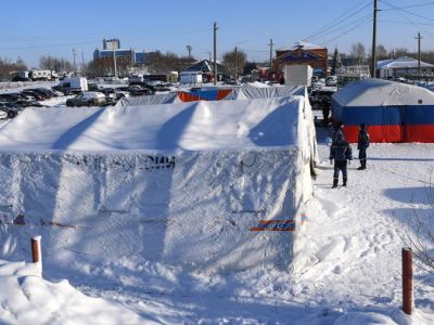 Палаточный лагерь на территории шахты "Листвяжная" в городе Белово. Фото: Александр Кряжев / РИА Новости