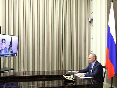 В ходе встречи с Президентом США Джозефом Байденом (в режиме видеоконференции). Фото: пресс-служба Кремля