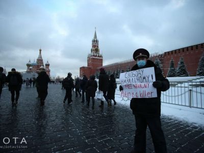 На Красной площади задержали экс-полицейского, вставшего в пикет в поддержку Навального
