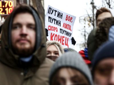 Обвиняемого в броске фаера на акции за Навального приговорили к 5 годам колонии