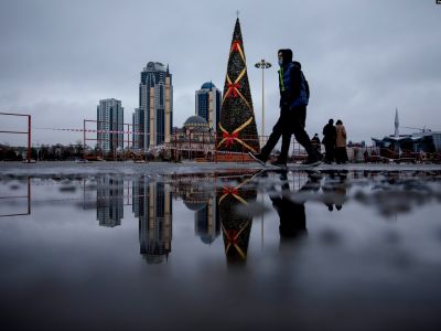 Новогодняя елка на фоне башен Грозного-Сити и мечети Ахмада Кадырова в Грозном, Чечня, Россия. Фото: Елена Афонина / ТАСС