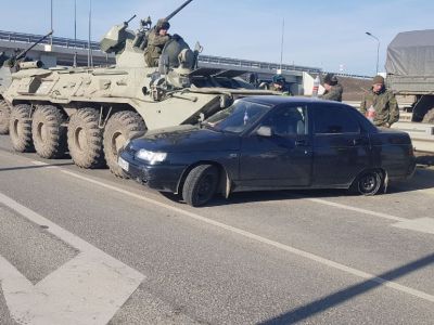 БТР протаранил машину в Крыму. Фото: AMS-Simferopol