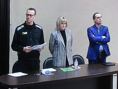 Навального третий раз подряд отправили в ШИЗО
