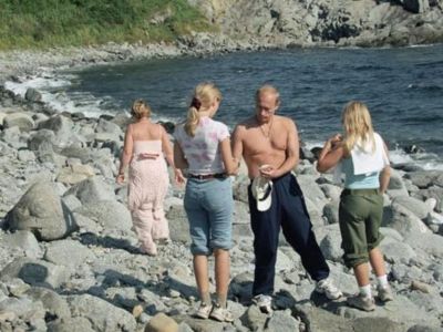 Владимир Путин с семьей, 2002 год. Фото: VLADIMIR RODIONOV/TASS