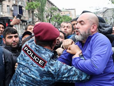 В Армении на акциях протеста за отставку Пашиняна задержали 414 человек