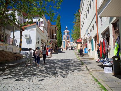 Жители города и туристы на одной из улиц Сигнахи в Грузии. Фото: Александр Имедашвили / Sputnik