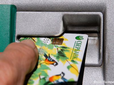 Сбербанк стал "выковыривать" чипы со старых невостребованных карт и вставлять их в новые
