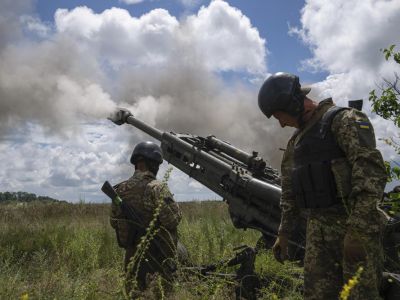 Украинские военные ведут огонь по российским позициям из американской гаубицы М777. Фото: Evgeniy Maloletka / AP