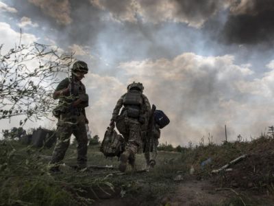 Десантники выходят из окопа после обстрела. Фото: Laurent van der Stockt / Le Monde/Getty Images