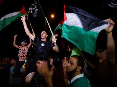 Палестинцы празднуют на улице после объявления о прекращении огня в Газе 8 августа 2022 года. Фото: Ibraheem Abu Mustafa / Reuters