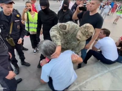 В Екатеринбурге разогнали "молчаливую акцию" в поддержку Евгения Ройзмана