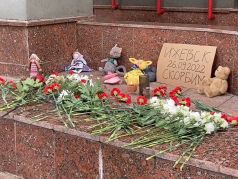 Народный мемориал в память жертв убийств в ижевской школе № 88. Фото: t.me/stormdaily