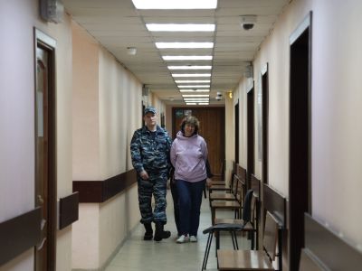 Против 60-летней петербурженки завели уголовное дело из-за записки, оставленной на могиле родителей Путина