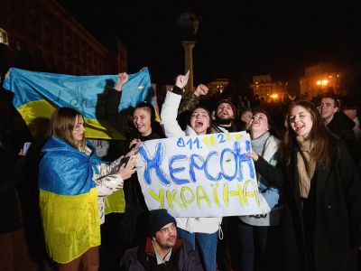 Люди в центре Киева держат транспарант с надписью "Херсон — это Украина". Фото: Oleksii Chumachenko / SOPA Images / LightRocket / Getty Images
