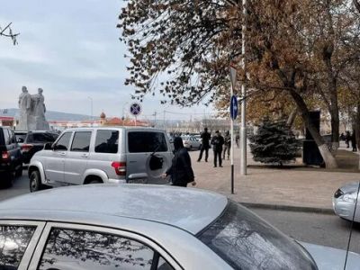На месте нападения с ножом на сотрудника ГИБДД в центре Грозного. Фото: РИА Новости