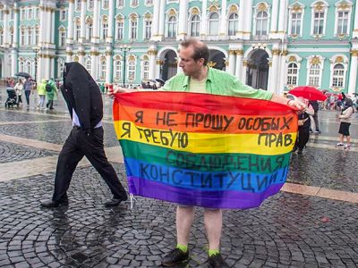 ЛГБТ-пикет на Дворцовой площади, 30 июля 2016 года. Фото: Сергей Чернов / Бумага