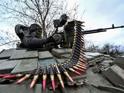 Украинский военнослужащий проверяет пулемет танка после во время военных учений недалеко от линии фронта, Запорожская область, Украина, 29 марта 2023 года. Фото: Reuters